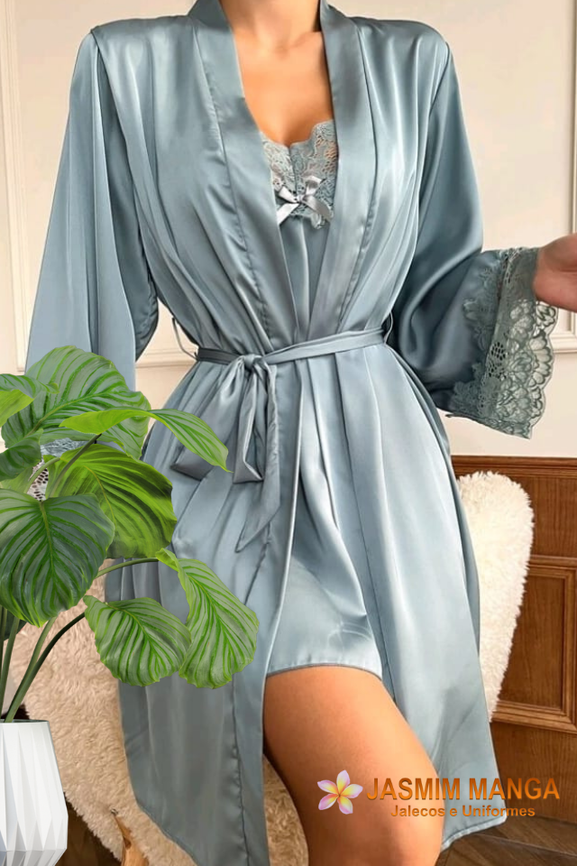 Conjunto de camisola com robe estilo quimono, com detalhes em renda. Tecido de cetim. Cor cinza esverdeada. REF.  JASMIM MANGA CINZA