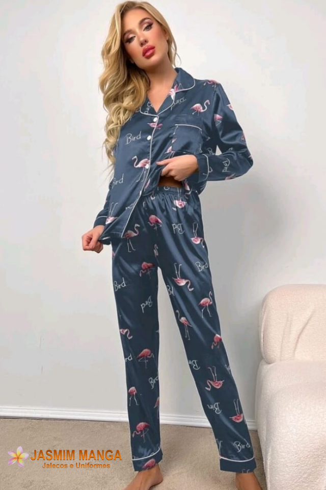 Conjunto de pijama, calça e camisa comprida. Tecido cetim, gramatura leve, cor azul petróleo, estampa flamingo. REF. JASMIM MANGA FLAMINGO