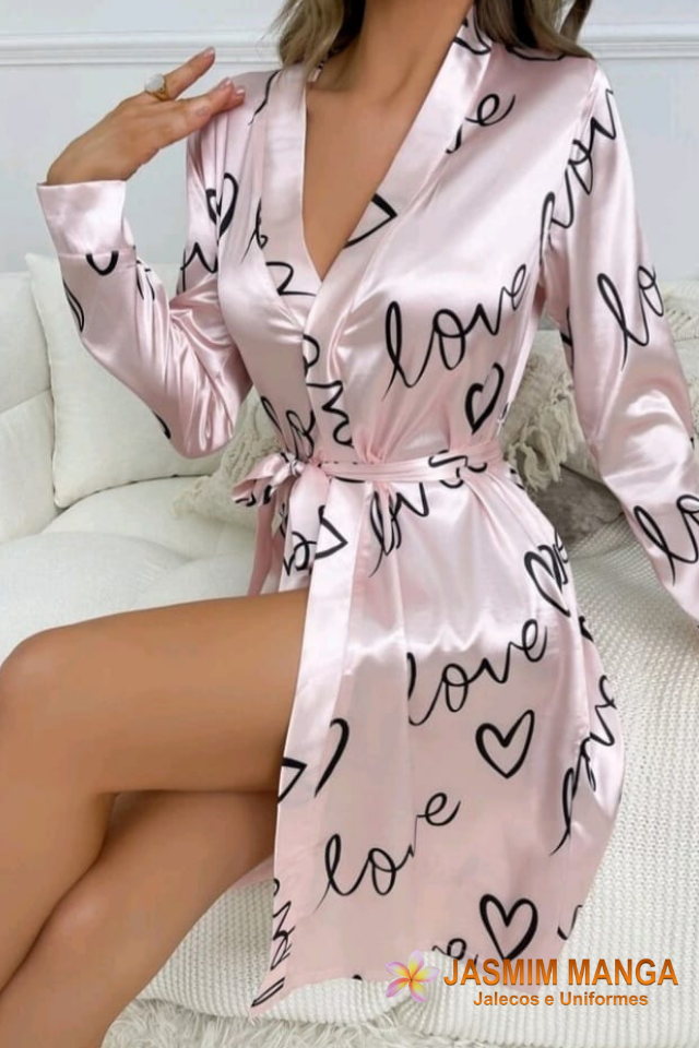 Robe estilo quimono, estampa coração. Tecido de cetim, gramatura leve, na cor rosa. REF. JASMIM MANGA ROSA