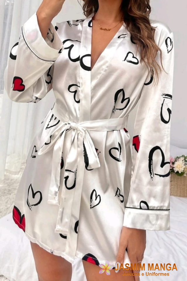 Robe estilo quimono, com cinto, tecido cetim, gramatura leve, cor branca, estampa de coração vermelho. REF. JASMIM MANGA VERMELHO