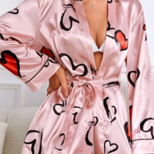 Robe estilo quimono, com cinto, tecido cetim leve, cor rosa, estampa coracão vermelho. REF. JASMIM MANGA ROSA ANTIGO.