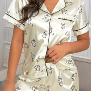 Pijama curto, camisa e short, estampa de coelho.  Tecido cetim, gramatura leve. REF JASMIM MANGA BRANCO OFF