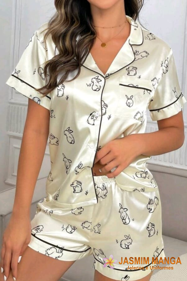 Pijama curto, camisa e short, estampa de coelho.  Tecido cetim, gramatura leve. REF JASMIM MANGA BRANCO OFF