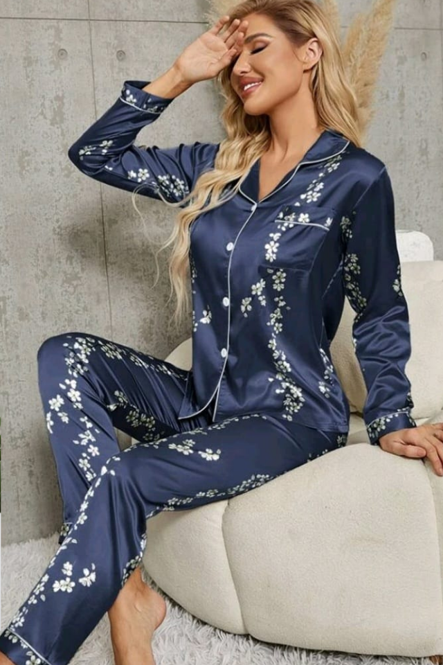 Conjunto de pijama calça e camisa comprida.  Tecido cetim floral, gramatura leve, cor azul-marinho. REF. JASMIM MANGA MARINHO