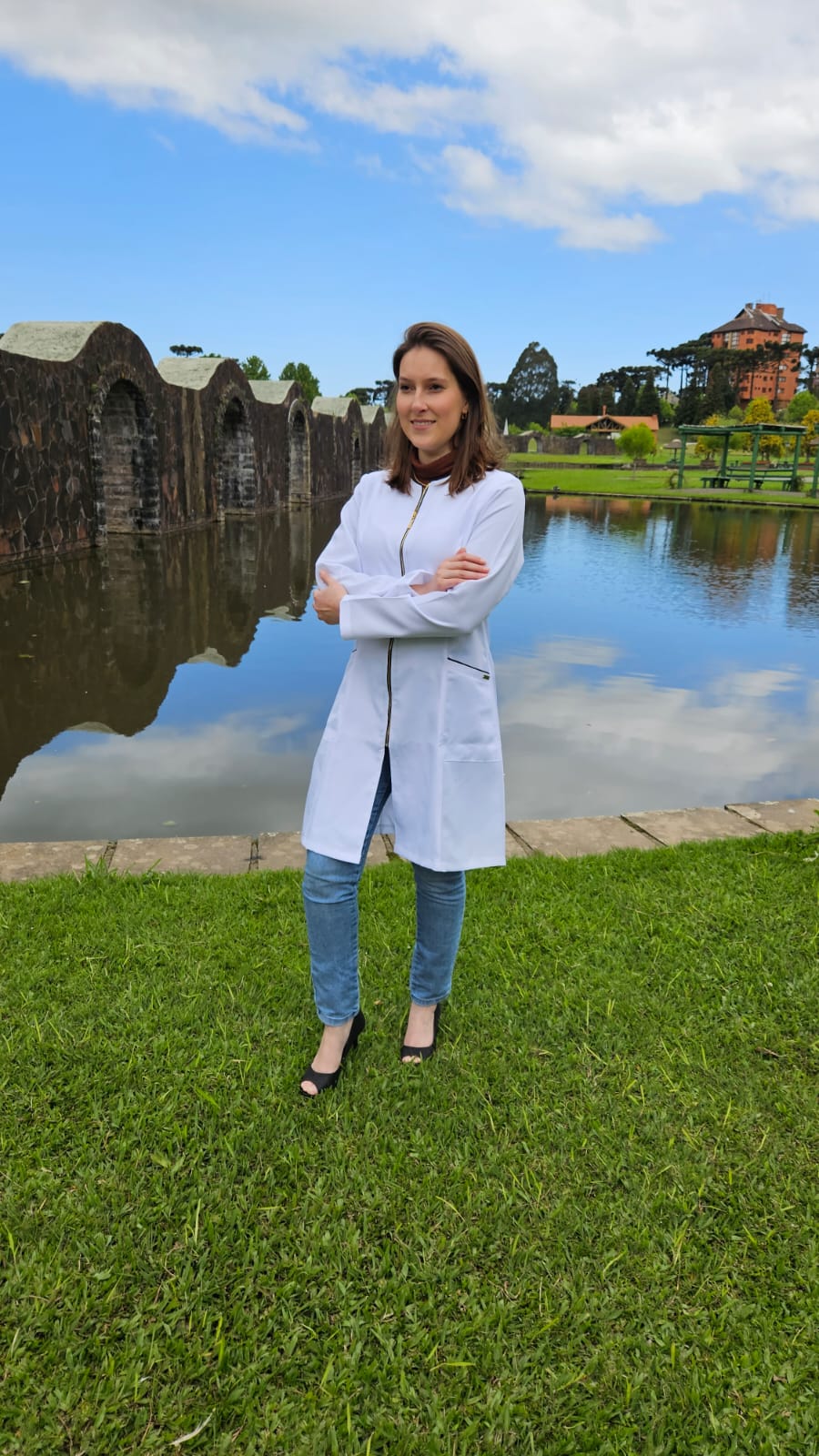 Jaleco em Oxford Branco com zíper e bolso. ref. Aquários