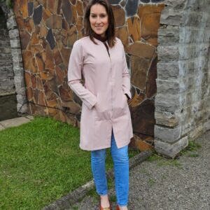 Jaleco em Oxford na cor Rose com bolso com zíper. Ref. Aquários