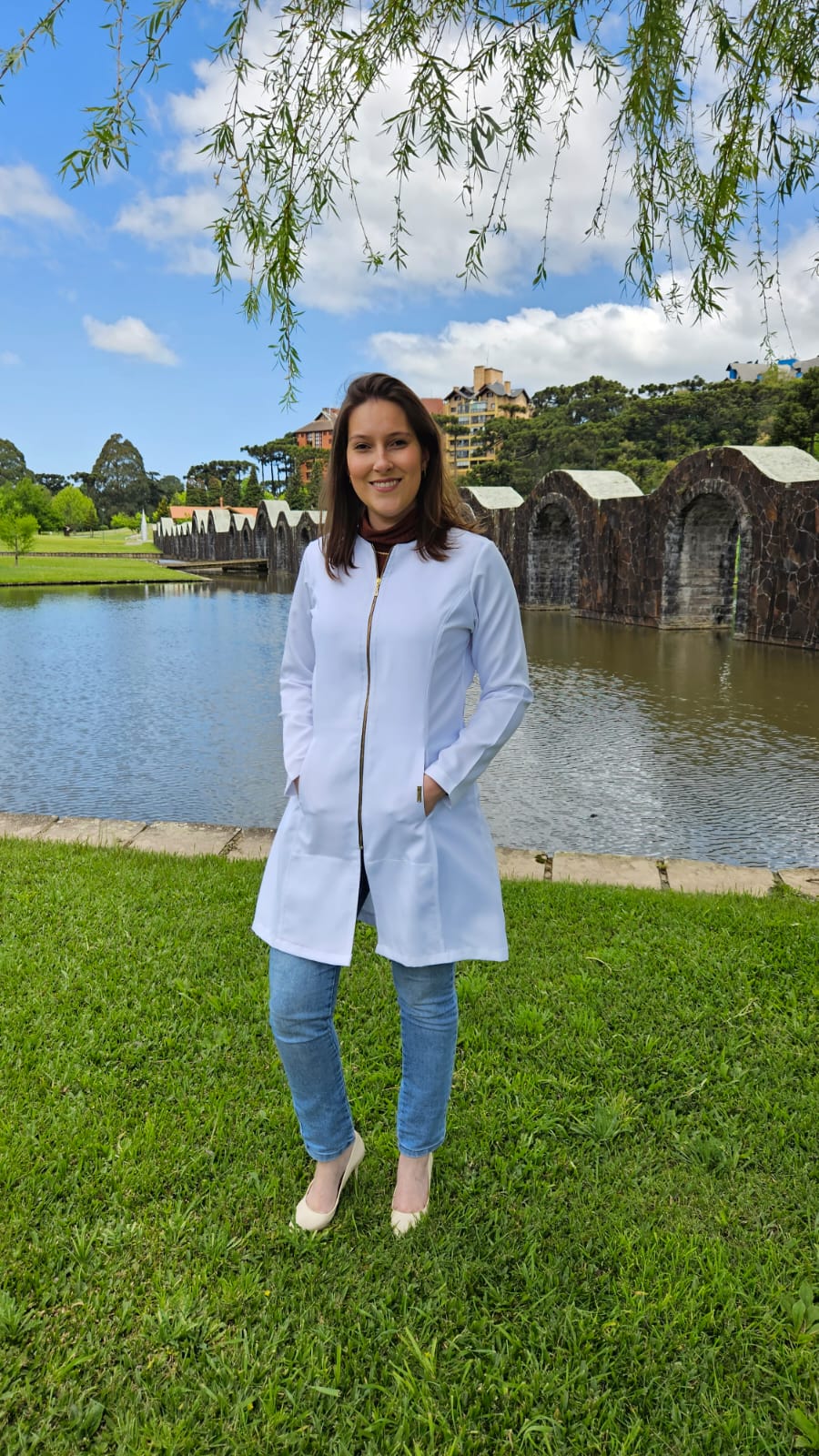 Jaleco Branco em Oxford com ziper e bolso.  ref. Aquários