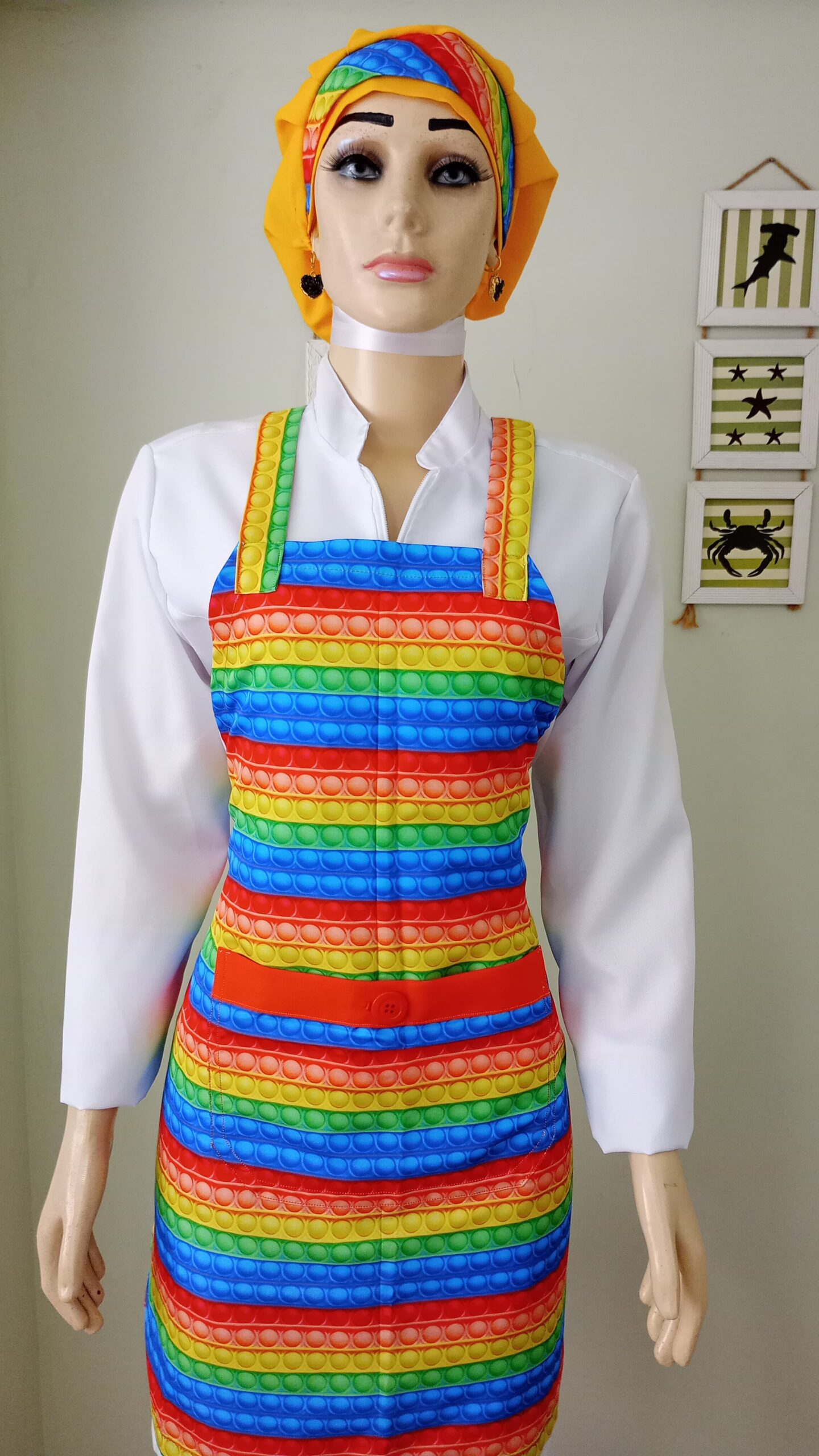 Avental em microfibra, bolinhas tato com bolso barra laranja com botão