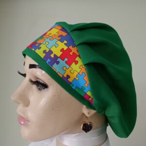 Touca confeccionada em tecido Oxford Verde com aba quebra cabeça  ref. 2033